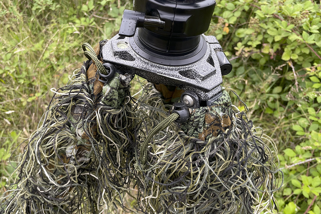 tragopan_trslghtr001k_ghillie_camo_stativbeintarnung_3er_set_AE21145_augenblicke_eingefangen-3 Anwendungsbeispiel (gezeigtes Zubehör gehört nicht zum Lieferumfang)