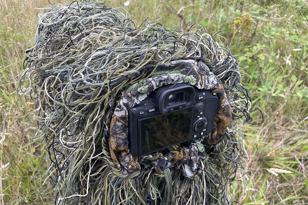 tragopan_trslghxl001k_ghillie_camo_xl_sleeve_tarnung_fuer_kamera_tele_objektiv_kombination_AE21146_augenblicke_eingefang-1 Anwendungsbeispiel (gezeigtes Zubehör gehört nicht zum Lieferumfang)