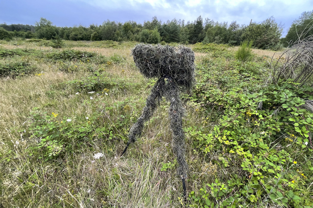 tragopan_trslghtr001k_ghillie_camo_stativbeintarnung_3er_set_AE21145_augenblicke_eingefangen-4 Anwendungsbeispiel (gezeigtes Zubehör gehört nicht zum Lieferumfang)