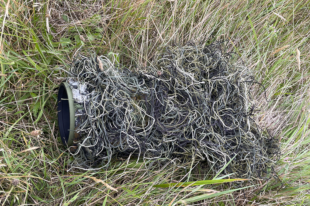 Tragopan Ghillie Khaki XL-Sleeve - Tarnung für Kamera-Tele-Objektiv-Kombination Usage example (accessories shown are not included in the scope of delivery)