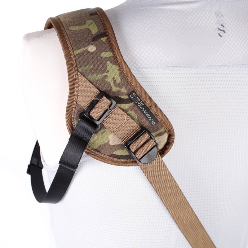 blackrapid_68922643_sport_x_kamera_slinggurt_multi_terrain_camo_AE21201_augenblicke_eingefangen-1